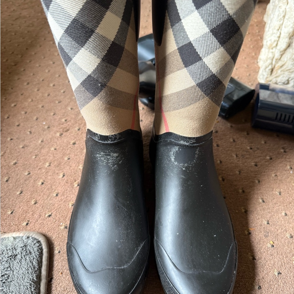 NIB BURBERRY Simeon Check Waterproof Rain Boots SZ 6.

1” heel

Pull-on - Picture 10 of 14